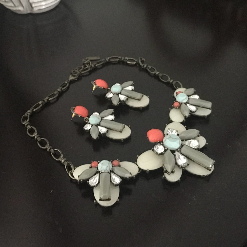 BaubleBar matching necklace and earrings